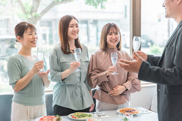 パーティーに参加する日本人の男女
