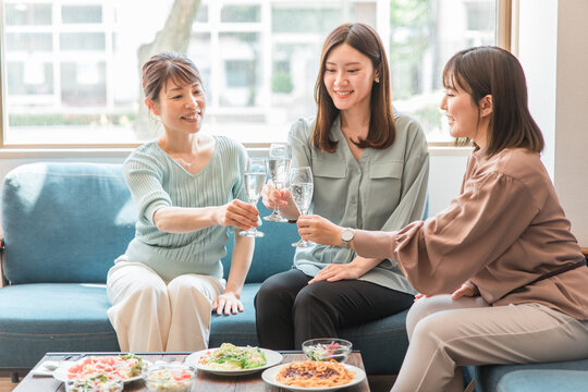 ランチでシャンパンを飲む日本人の女性達
