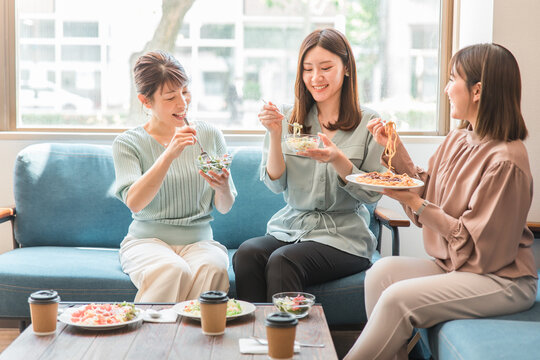 カフェでランチを食べる日本人の女性達
