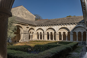 cloître de la cathédrale Notre-Dame de Nazareth de la ville de Vaison-la-Romaine