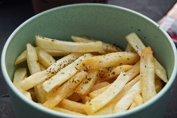 French fries or potato chips topped with seaweed and chili sauce