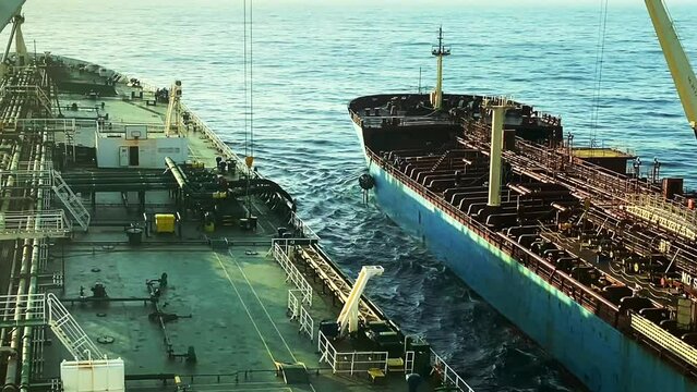 SHIP TO SHIP OPERATION ON OIL TANKER, TWO VESSEL PERFORMING TRANSFERRING OPERATION EITHER ENROUTE, ANCHORED OR ADRIFT