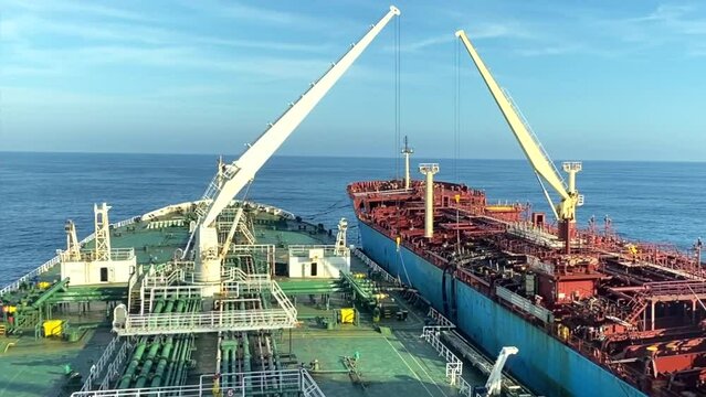 SHIP TO SHIP OPERATION ON OIL TANKER, TWO VESSEL PERFORMING TRANSFERRING OPERATION EITHER ENROUTE, ANCHORED OR ADRIFT
