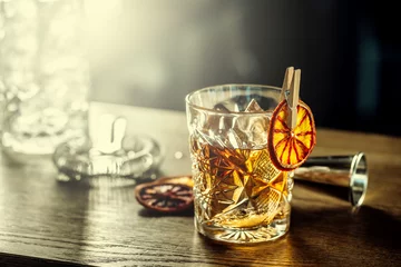 Fotobehang Ouderwetse klassieke cocktaildrank in kristalglas op toog © weyo