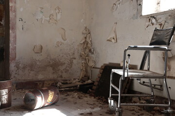 Pflegestuhl in verlassener Klinik