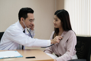 Fototapeta premium Doctor talk and health checking patient
