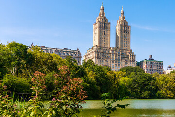Fototapeta na wymiar Skyline panorama with Eldorado building and reservoir in Central Park in midtown Manhattan in New York City