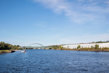 Naklejka premium Blaydon England: 17th Sept 2022: View of Newcastle upon Tyne's Scotswood Bridge from the Tyne River in Blaydon. Sunny day with blue sky and light clouds