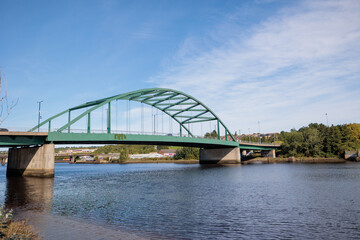 Naklejka premium Blaydon England: 17th Sept 2022: View of Newcastle upon Tyne's Scotswood Bridge from the Tyne River in Blaydon. Sunny day with blue sky and light clouds