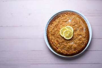 Lemon cake seen from above decorated with a few slices of fruit.