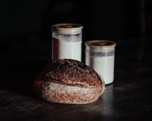 Pan con tarros de harina detras.