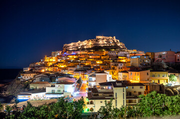 Fototapeta na wymiar Nachtaufnahme der Stadt Castelsardo auf Sardinien