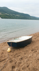 Barca en la orilla de playa