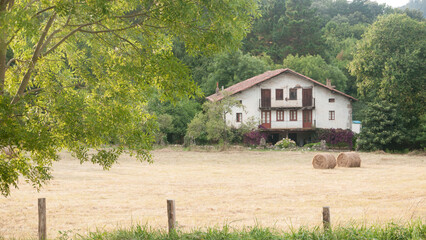 Casa rural junto a campo de cultivo © Darío Peña