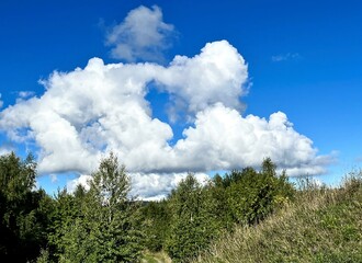 Obraz premium Himmelskino - Eine Wolkenformation mit Wolkenfenster