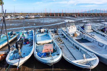 船が泥に座る干潟の港　有明海の長部田漁港（熊本県県宇土市）