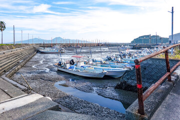 Fototapeta premium 船が泥に座る干潟の港 有明海の長部田漁港（熊本県県宇土市）
