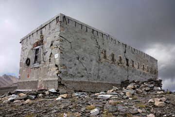 Ruine eines Militärgebäudes am Via Alto Val di Susa - zwischen Val Fredda und Rifigio Vaccarone,...
