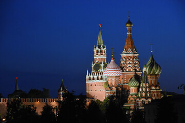 Fototapeta na wymiar St Basil cathedral and Moscow Kremlin at night