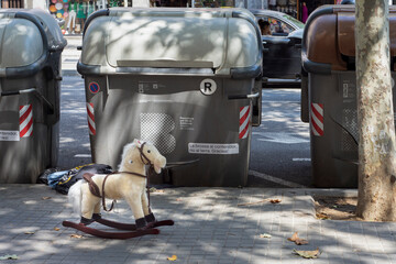 Obraz premium Abandoned toy in rubbish bins
