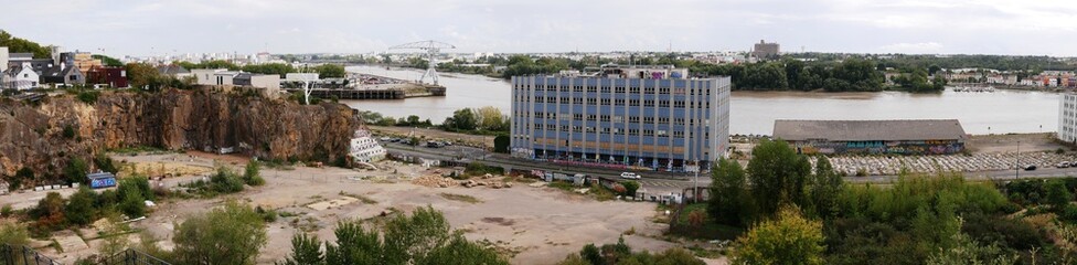 Obraz premium Photo panoramique de la carrière Miséry et du chantier du projet artistique de l'arbre aux hérons à Nantes en Loire Atlantique France