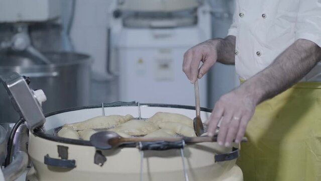 panzerotti fritti in un tegame