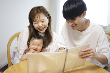 アルバムを見る親子