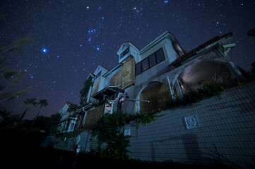 結婚式場の廃墟と星空
