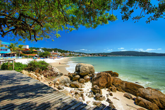Praia e dia ensolarado em Bombinhas, Santa Catarina, Brasil.