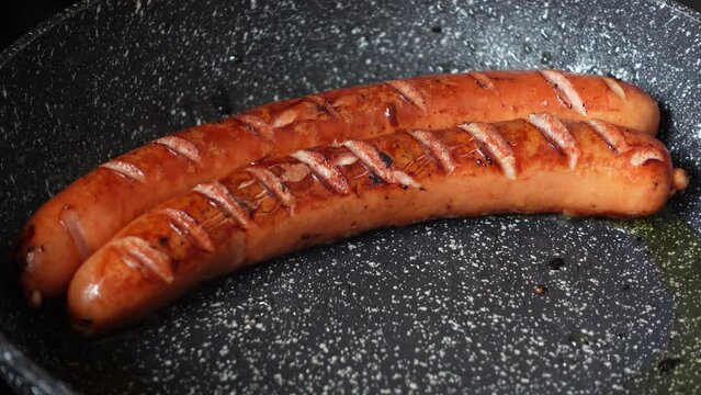 Bratw&uuml;rste in der Pfanne