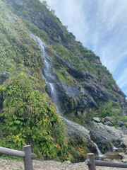 滝から流れる水