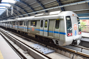 Fototapeta premium Delhi Metro train arriving at Jhandewalan metro station in New Delhi, India, Asia, Public Metro departing from Jhandewalan station in which more than 17 lakhs passengers travel from Delhi Metro
