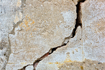 Fototapeta premium Deep and dangerous crack in an old brick wall with damaged plaster