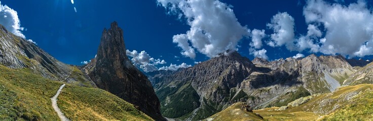 La Rocca Provenzale, il monolito quarzitico delle Alpi Cozie che domina dall’alto la Valle Maira (Provincia di Cuneo -Sud Piemonte) - obrazy, fototapety, plakaty