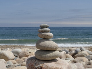 Fototapeta na wymiar stacked stones ocean beach