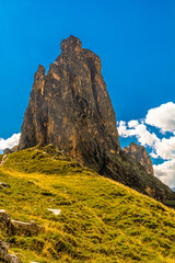 La Rocca Provenzale, il monolito quarzitico delle Alpi Cozie che domina dall’alto la Valle Maira...