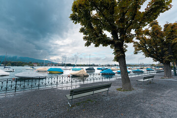 Obraz premium Bewölktes Wetter in Zürich, September. Quaianlagen