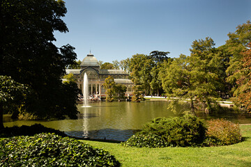 Paisaje del palacio de Cristal en los jardines del Buen Retiro, Madrid.
