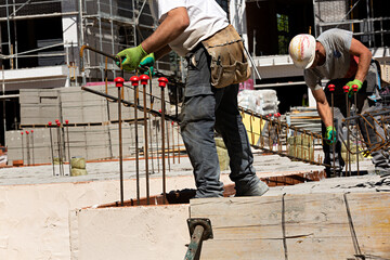 Obreros trabajando en obra de construcción de chalet.