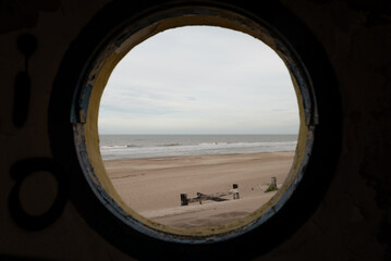 Obraz na płótnie Canvas view of a beach from a circle window