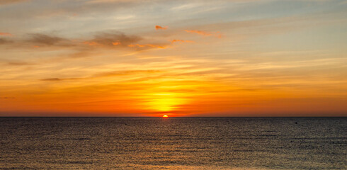 Naklejka premium Sunrise over the sea in the early morning.