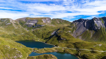Luftbild des Bachalpsee (Bachsee) oberhalb von Grindelwald, Schweiz - 533016744