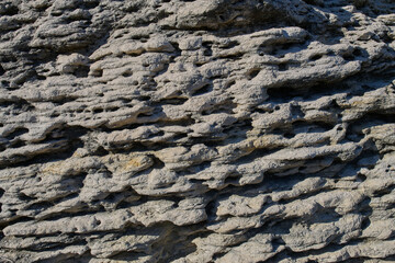 Skały, klify, piaskowce, torf, mają różnorodna strukturę i przybierają ciekawe formy. Wysoki i niski kontrast, monochromatyczne. - obrazy, fototapety, plakaty