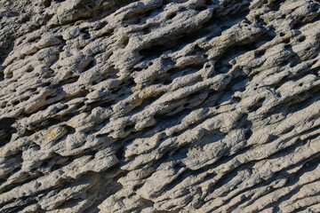 Skały, klify, piaskowce, torf, mają różnorodna strukturę i przybierają ciekawe formy. Wysoki i niski kontrast, monochromatyczne. - obrazy, fototapety, plakaty