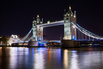 Fototapeta na wymiar view of the tower bridge in the night, london