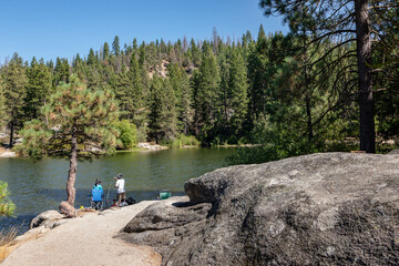 Angler am Hume Lake i in der Sierra Nevada im Sequoia National Forest und im Fresno County in Zentralkalifornien