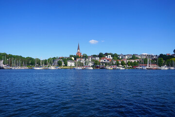 Blick über den Stadthafen in Flensburg von der Schiffbrücke über im Jaich hin zur St. Jürgen Kirche, Flensburg, Ostsee, Schleswig-Holstein, Deutschland