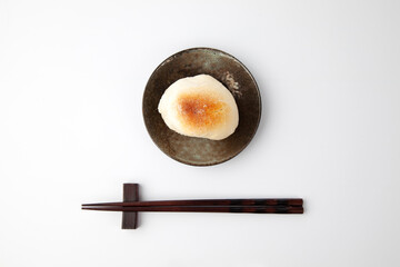 焼いた餅 白背景