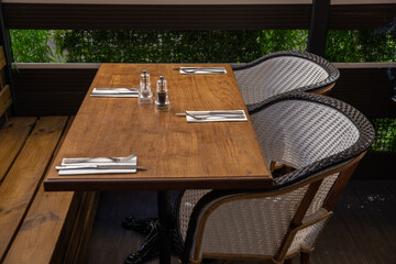 A table with a sofa in a cafe under natural light, a general plan.
