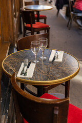 A table with a sofa in a cafe under natural light, a general plan.
